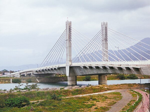 屏東縣車城濱海景觀公路昨天通車,是通往恆春西海岸的捷徑,2座跨溪的斜張橋造型優美,未來夜間還有光雕秀。 記者潘欣中/攝影