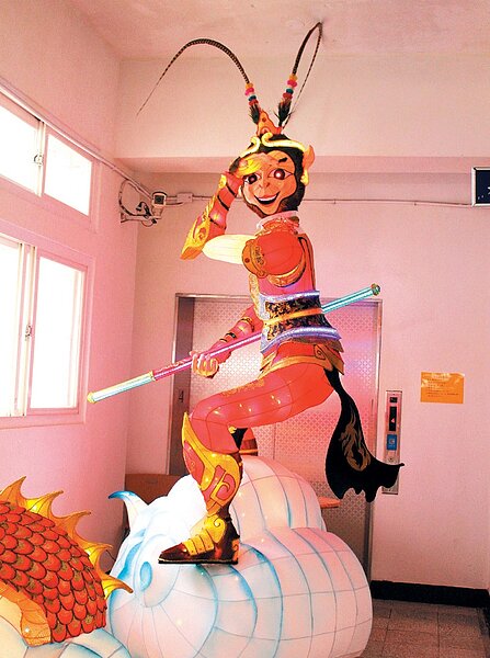 桃園女子監獄共15名受刑人共同完成今年花燈作品「美猴王傳奇之龍鳳呈祥」。 記者張雅婷／攝影