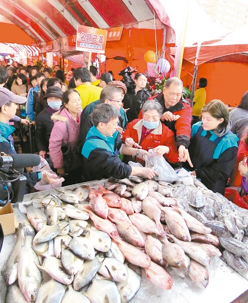 農曆春節將至，新北市三重魚貨大街昨祭出限時優惠，吸引婆婆媽媽搶購。 記者連珮宇／攝影