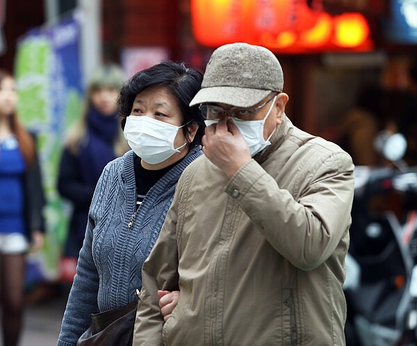 天冷且空汙嚴重，戴口罩上街的民眾明顯增加。 聯合報資料照片