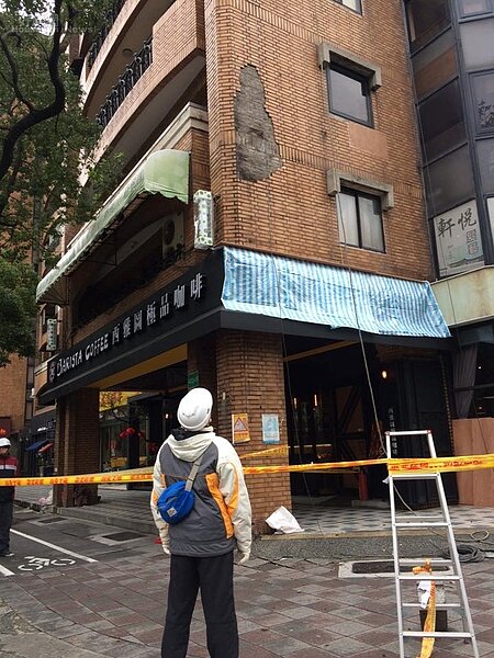 前一陣子天氣非常寒冷,熱脹冷縮之後,大樓的外牆磁磚很容易掉落(吳光中攝影)(仁愛路光復南路口)