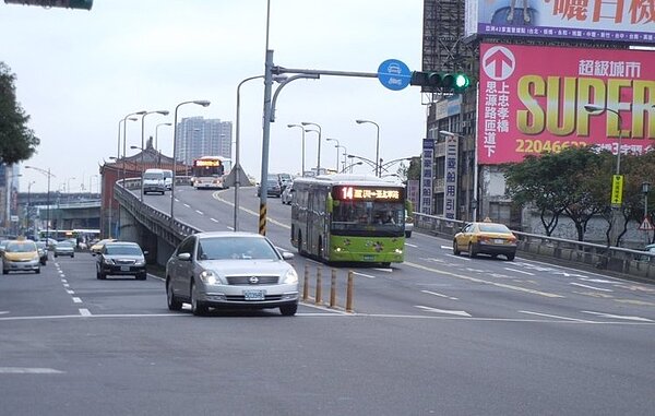 忠孝橋引道預計春節期間拆除完畢,完工後正逢年後恢復上班及燈節,北市府將持續加強周邊區域交通疏導。 記者莊琇閔/攝影
