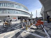 淡江大橋人潮塞爆！新北祭5大安全措施、 YouBike假日特定時段「只還不借」