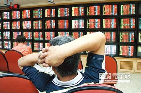 外資在上周大買現貨,帶動台股站上8,100點,但顧及國際金融變數,投資人封關日仍需面對抱股或落袋為安的選擇。圖/本報資料照片