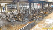 六輕停車棚竄火　91機車剩骨架