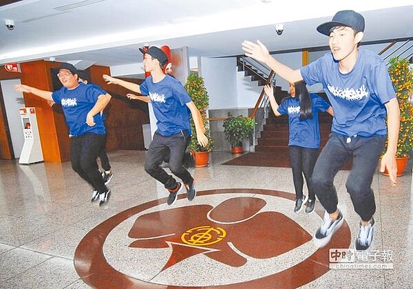 昨天徵選活動參與「熱舞MVP」熱舞團隊有7個團隊;「國歌領唱徵選」計有男聲16人、女聲36人,經過激烈競爭評選出優勝團隊及選手,熱舞MVP由由公東高工的 Rocking Day奪冠(見圖,莊哲權攝),男聲第1名為台東高商林聖傑,女生第1名台東高商曾妮。