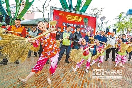 
　踩街暖身　　←歡樂宜蘭年除夕日在宜蘭市舉行，期前的踩街活動昨日登場！27個隊伍集結後出發，繞行宜蘭舊城，為歡樂宜蘭年暖身，隊伍出發時舞者以掃帚作為道具跳舞，象徵除舊布新。（圖文：李忠一）
 