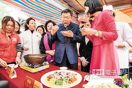 
台北市長柯文哲（中）昨前往榮濱商圈拜年，現場也發放發財金向民眾與店家賀早年；圖為柯參與商圈年菜捐助活動，大啖美食。（郭吉銓攝）
 