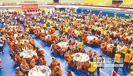 好溫馨 ↑「寒士吃飽30」愛心尾牙活動,席開160桌,縣長魏明谷發放發放慰問金和各界共同捐助的愛心幸福包,共度溫馨佳節。(吳敏菁攝)