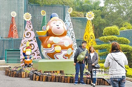 劍湖山世界的十二生肖花園,主角猴子的造型與台北燈會主燈神似,雷同度幾乎99%,吸引不少遊客合影,劍湖山世界強調「我們先做的喔」。(周麗蘭攝)