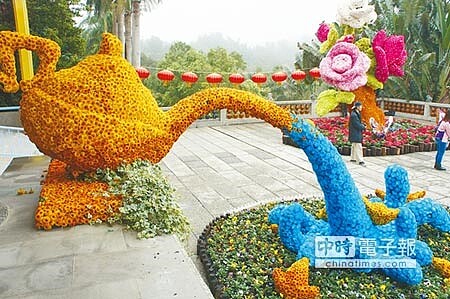 劍湖山世界以鮮花打造的「財發滾滾」,從金壺倒出財源(左圖),和名符其實的「花」蝴蝶(右圖)。(周麗蘭攝)