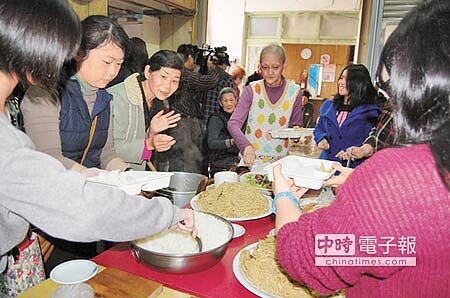 
社群網友送年菜到芳春公寓給住民們，提前享受圍爐的溫馨。（廖素慧攝）
 