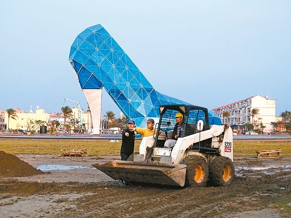 嘉義縣布袋高跟鞋教堂園區,昨天仍可見工人駕駛各種機具忙著整地、植草皮。 記者黃煌權/攝影
