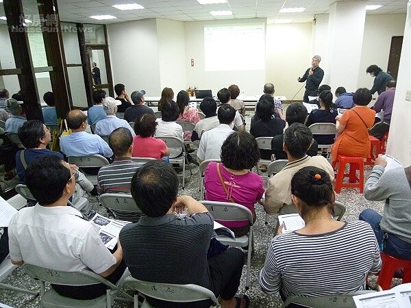 講師親自到府說明,讓大眾對都更有更清楚的了解,加速度更速度與品質。(新北市都更處提供)