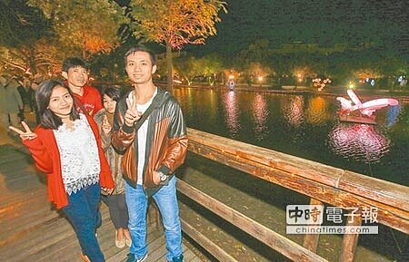 月津港燈節連續舉辦五年,連離鄉背景的外籍人士也前來朝聖,參與燈節活動一解思鄉之苦。(黃仲裕攝)