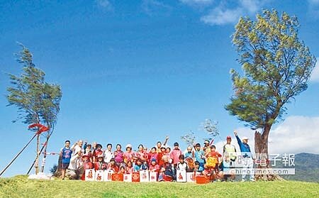 老夫樹續弦娶嫩妻樹後,門馬羅山的夫妻樹再度圓滿,迎娶團隊完成任務開心合影。(潘建志攝)