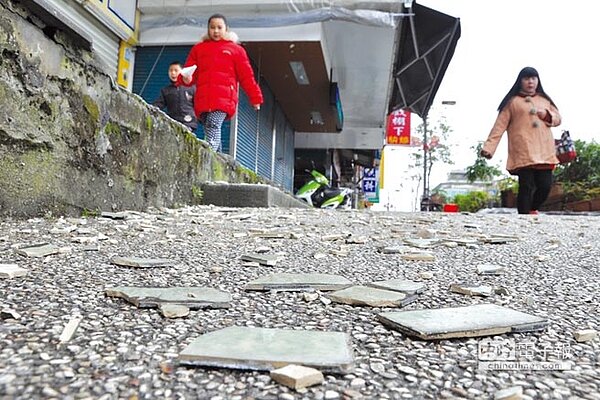 大樓磁磚砸傷人 公共責任險可理賠