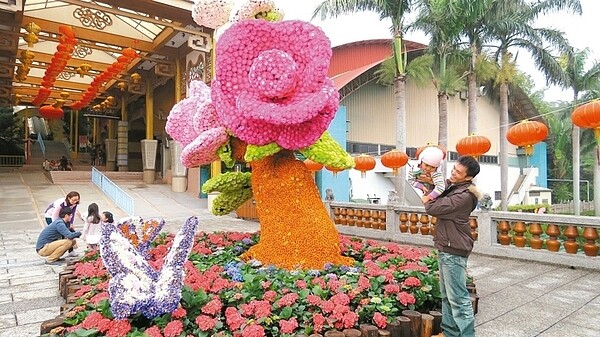 劍湖山世界以數種鮮豔菊花,打造超大型玫瑰造型花雕。 記者胡瑋芳/攝影