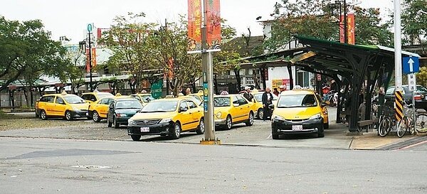 宜蘭縣計程車春節費率從2月5日零時至14日，全日採夜間加成收費，每趟次額外加收30元。 記者林縉明／攝影