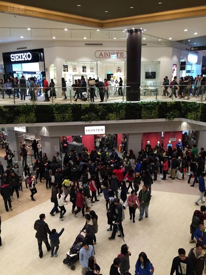 三井outlet人潮。(圖/民眾提供)