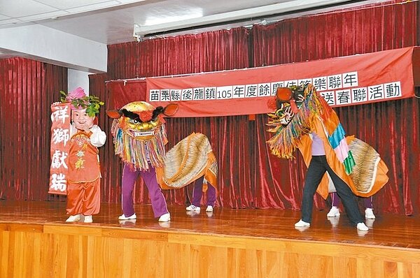 後龍鎮中龍社區發展協會成立醒獅團,團員全都是阿嬤。 記者張裕珍/攝影