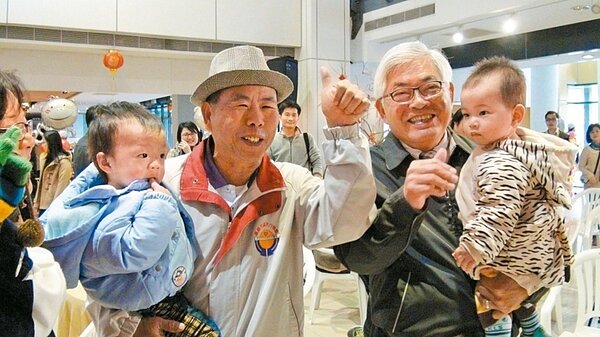 爺孫情 甜蜜蜜 雲縣實施祖孫托育加倍補助,吸引許多祖父母報名受訓,縣長李進勇(右)與爺奶交流和孫子相處的樂趣。 記者陳雅玲/攝影