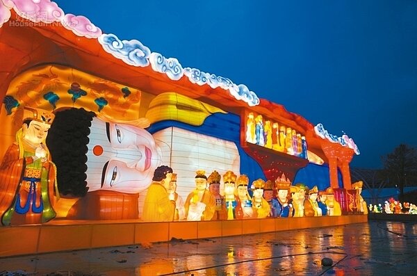 臥佛彩燈神態安祥,頭朝北腳朝南,面向東側而臥,呈現眺望旭日東升怡然神態。 圖/宜蘭縣觀光協會提供