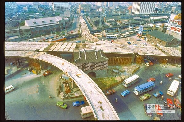 忠孝橋引道於1976年開始動工，正式通車為1982年。圖為當年施工的狀況。（張哲生提供）