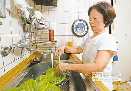 省著點用 3月北市水價將漲到12.14元,漲幅約3成,工業用水大戶影響較大;另依照電價公式,4月可望全台調降電費。(本報資料照片)