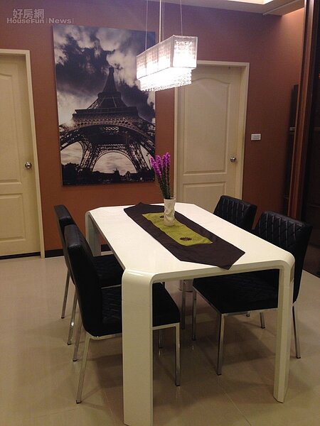 5.巴黎鐵塔是兩人理想中的蜜月勝地，看著鐵塔吃飯好浪漫。
