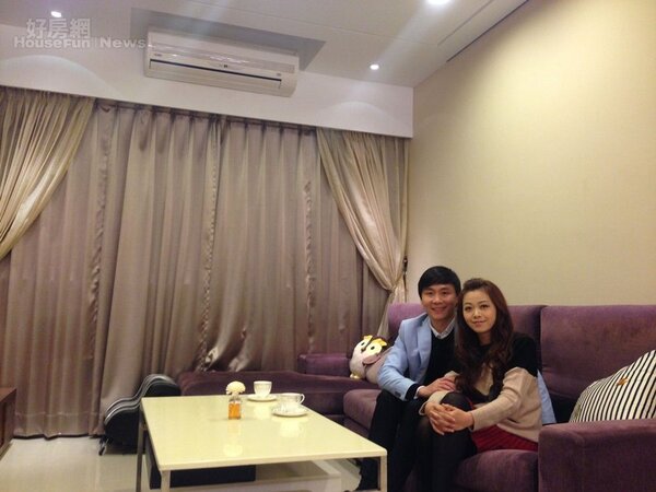 2.王瑋瑜和老公聯手打造小窩，紫色沙發和香檳金窗簾營造溫暖氛圍。
