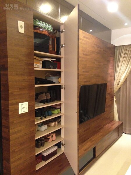 3.幾何木紋電視櫃請設計師訂做，可藏管線也能當隱藏式鞋櫃。
