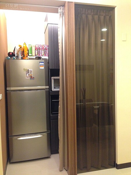 6.設計師在飯廳旁邊隔出一個屏風，窗簾拉起來不怕雜物被看見。
