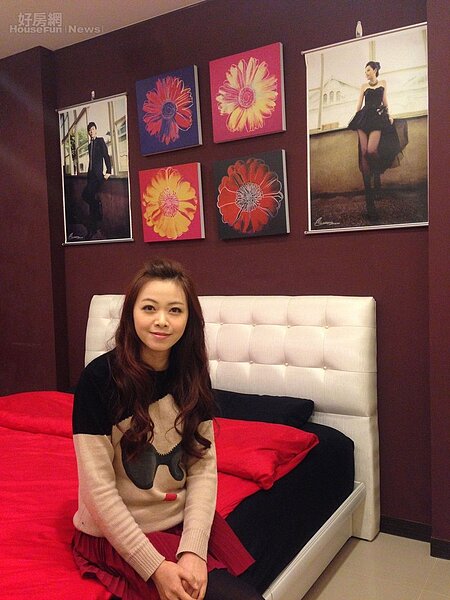 7.主臥室延續客廳風格，深紫色牆面用婚紗照畫報裝飾。
