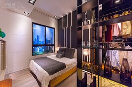 進入臥室之前右邊的簍空多層隔板，可放置主人的品味收藏。靠近窗戶的周邊牆壁與天花板不僅僅只用油漆刷白了事，而是
釘上一片片白木板來營造洗鍊氣氛。