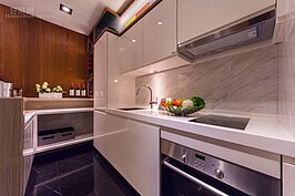 看似廚房小小一間，收納空間可不少。值得一提的是廚房壁面不採用較常使用的磁磚貼壁，而是採用較容易清理的紋理石材。