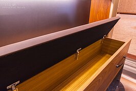 室內拖鞋、擦鞋用品等，都可放在換鞋椅內的儲放空間中。