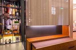 位於門口旁的鞋櫃，設計師將下端簍空放置間照，一方面可營造氣氛，二方面則是夜間點亮，就算半夜起床到廚房也不用擔心黑漆漆的不小心撞東撞西。
換鞋椅採可收納設計，需要用時再拉出來即可。