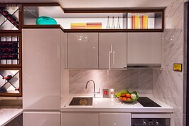 廚房沒有地方放冰箱？設計師已經想到了，就是讓冰箱與廚房櫥櫃結合在一起，就在照片的左邊。另外廚具部分贈送德國品牌雙頭爐與烤箱，一個人簡單生活用剛剛好。