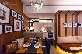 小小一間套房還是可以硬擠出小餐廳。設計師交互使用原木與白色合板，讓這個套房空間時尚與傳統並呈。