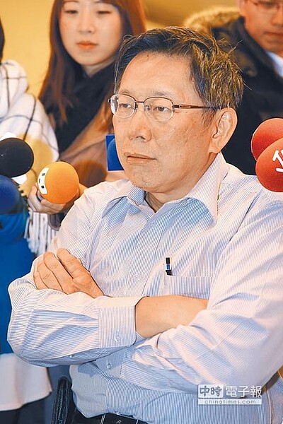 
抓狂針對內湖上下班塞車問題，台北市長柯文哲曾下令要在「9個月內解決」（上圖，本報資料照片），但如今內湖交通問題卻更嚴重。左圖為內湖堤頂大道二段，下班尖峰時段猶如大型停車場。（陳信翰攝）
 