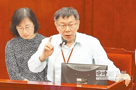 
台北交通塞爆，民怨直衝柯市府，北市長柯文哲說「自己業務自己負責」，暗示交通局要扛責。對此，北市交通局長鍾慧諭（上圖左，本報資料照片）昨天接受本報專訪時，以內湖塞車為例表示，柯文哲總是要求「快快快」，卻又要求影響層面要小，「事情很難兩全其美」。她更說，十幾年的老問題，怎能期待幾個月解決，再有能耐都沒辦法！
 