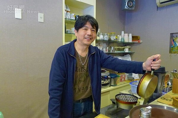 3.陳鎔有時也會在店內幫忙,親手製作鬆餅。
