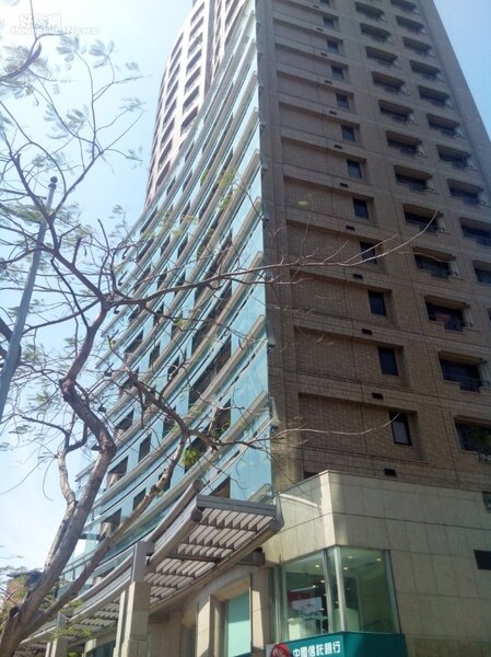 8 仁愛圓環頂級豪宅「潤泰敦仁」，旺旺集團蔡家一口氣買下整層8樓。