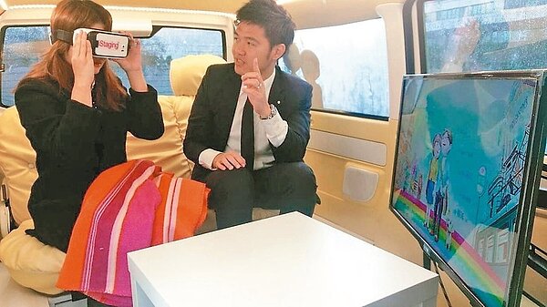 搶春節買氣，創意家新春行動賞屋車，除了專人解說，並有VR虛擬實境。 創意家行銷／提供