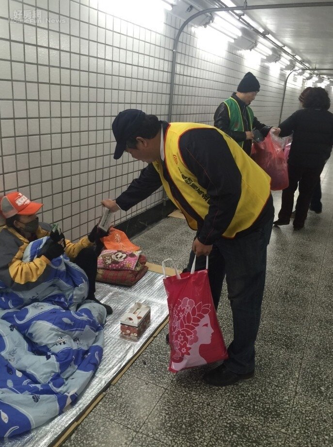 有巢氏房屋中區經管會會長吳進發與同仁寒冬送暖,幫助街友溫暖過年