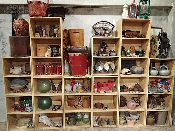 7. 陳設各式民俗雕藝的大櫥櫃。