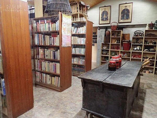 6. 其中一間庫房設為書庫,藏書兩萬多冊。