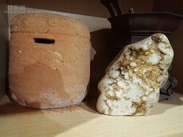 8. 劉還月收藏的澎湖原始礦石。