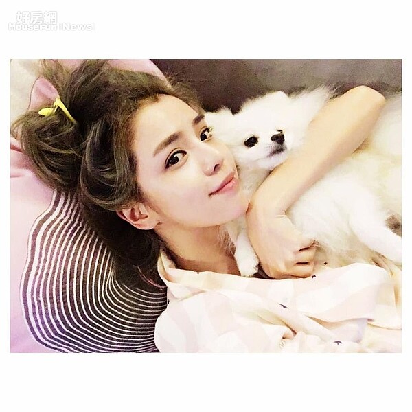 3疼愛狗狗的李毓芬,常PO岀與愛犬的居家照。(摘自李毓芬官方後援會臉書)